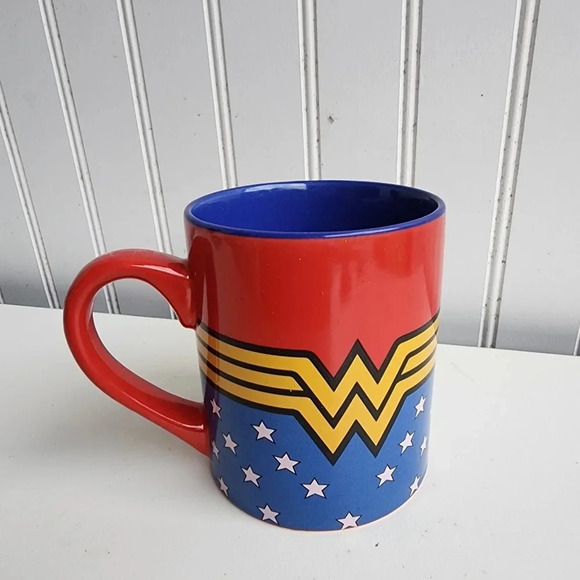 Wonder Woman 12 oz. Coffee Mug Cup DC Comics Gold Red Blue - Picture 1 of 7